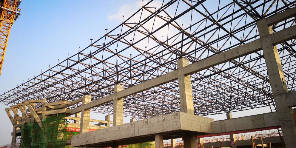 网架钢结构的6大优点:1,跨 度 大——适合大空间结构建筑的屋顶;2